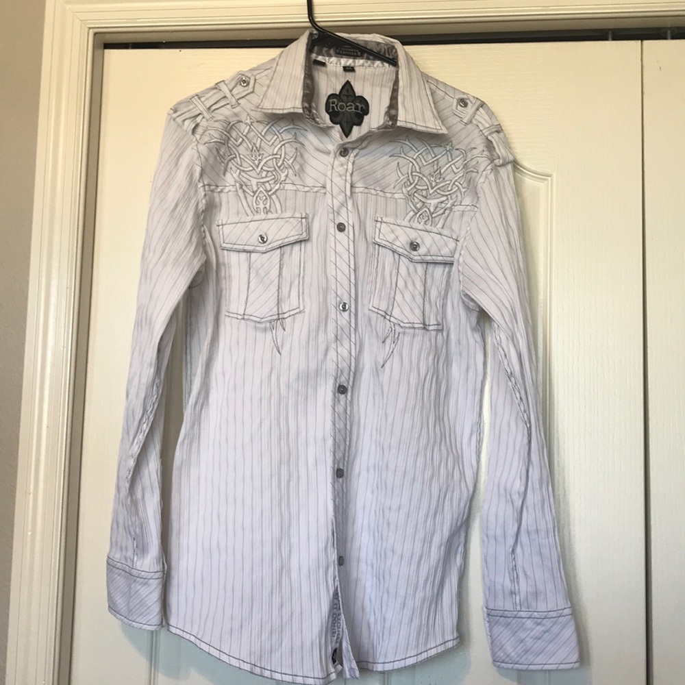 Men’s medium Roar button down
